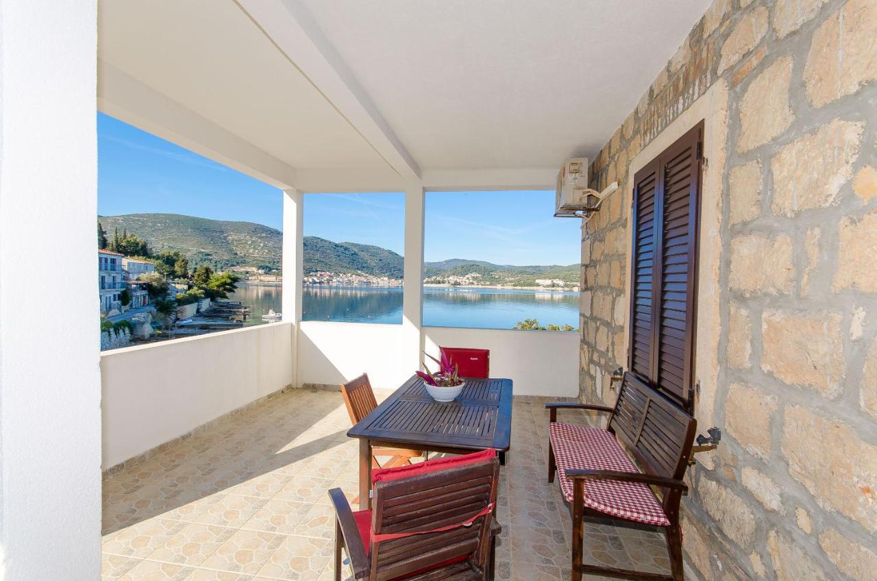 Apartments Ivanka Вис Екстериор снимка